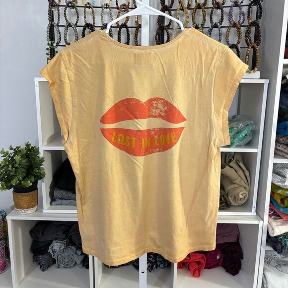 Yellow Graphic Tee with Red Lips SISTERS DEPARTMENT lost in love women’s large - Picture 3 of 4